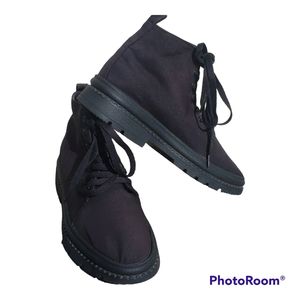 Men's hightop canvas boot with hidden wedge for increased heighth. Unisex sz 9.5